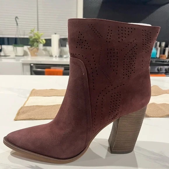 NWT Vine Camuto CATHERYNA BOOTIE - Picture 1 of 4
